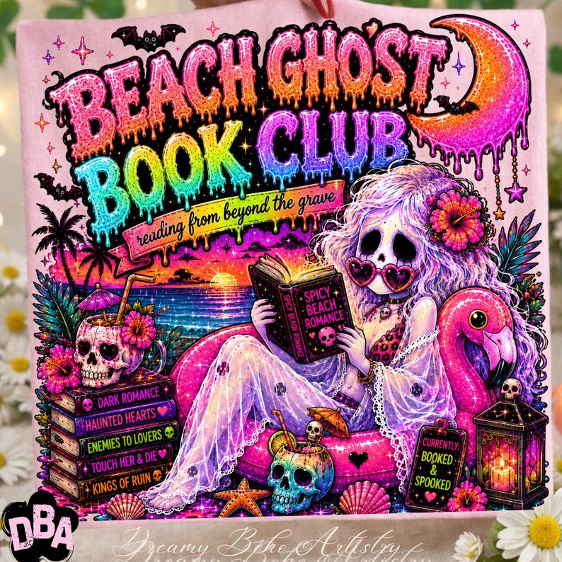 Puede incluir: Un dise&ntilde;o rosa de Beach Ghost Book Club con un esqueleto leyendo un libro titulado "Spicy Beach Romance". La imagen incluye un flotador de flamenco, c&oacute;cteles de calaveras y una pila de libros con t&iacute;tulos como "Dark Romance".