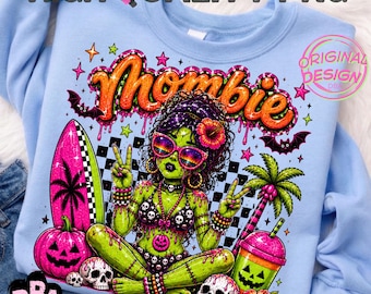 Puede incluir: Una sudadera azul claro con un estampado gráfico de un personaje zombi verde que lleva un bikini con estampado de calaveras, gafas de sol y una flor en el pelo. El diseño incluye el texto Mombie, una tabla de surf, una palmera y calabazas.
