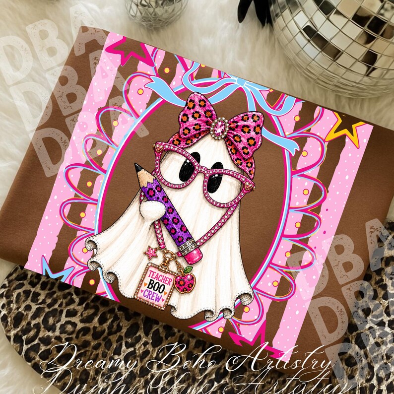 Puede incluir: Una camiseta marr&oacute;n con el gr&aacute;fico de un fantasma blanco que lleva gafas de estampado de leopardo rosa y un lazo a juego. El fantasma sostiene un l&aacute;piz morado con un dije que dice Teacher Boo Crew y un icono de manzana, rodeado de cintas rosas.