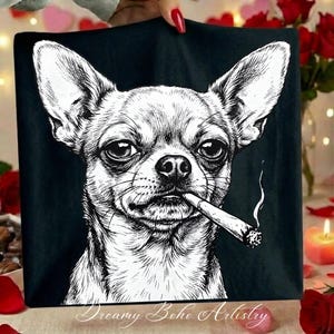 Puede incluir: Camiseta negra con una ilustración detallada en blanco y negro de un chihuahua con un cigarrillo en la boca. El retrato del perro es muy detallado, con pelo visible y ojos expresivos. El texto "Dreamy Boho Artistry" está en la parte inferior.