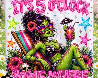 Puede incluir: Un estampado sobre tela blanca que muestra a un personaje zombi verde en bikini con patrones de calaveras, con gafas de sol rosas, descansando en una silla de playa, sosteniendo un cóctel, rodeado de flores de hibisco, estrellas y el texto IT'S 5 O'CLOCK SOME WHERE.