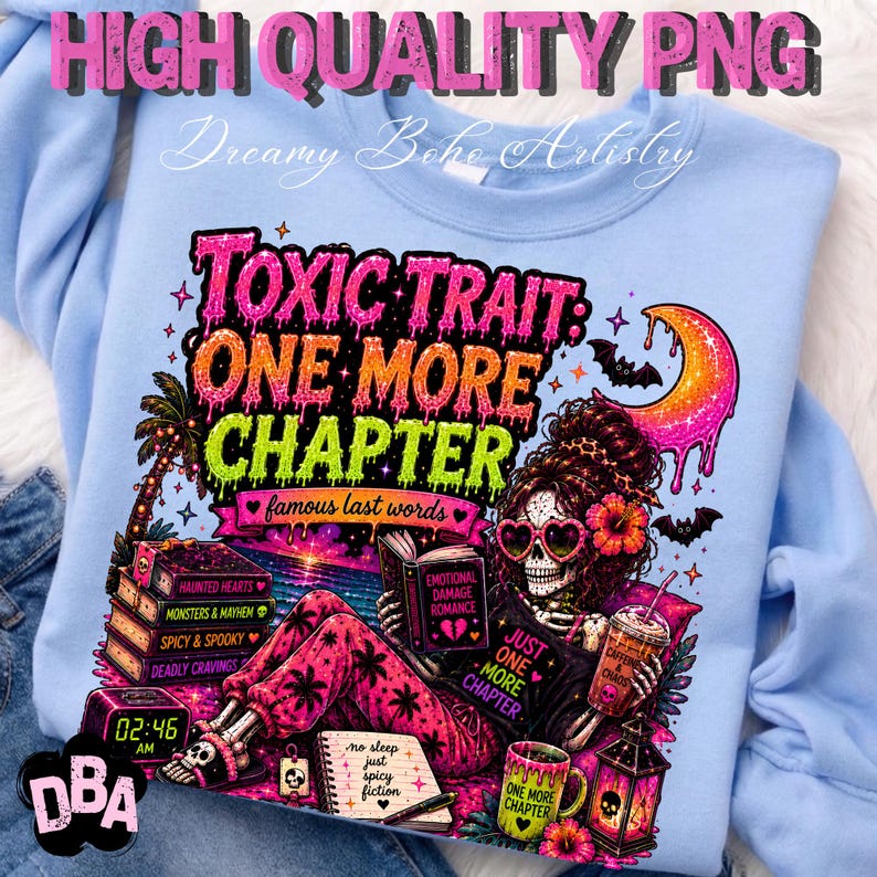 Puede incluir: Sudadera azul claro con un dise&ntilde;o gr&aacute;fico colorido. El dise&ntilde;o presenta una calavera con gafas de sol en forma de coraz&oacute;n, leyendo un libro con el texto "Emotional Damage Romance". Tambi&eacute;n se muestra el texto "TOXIC TRAIT: ONE MORE CHAPTER". La sudadera tiene el texto "HIGH QUALITY PNG" en la parte superior.