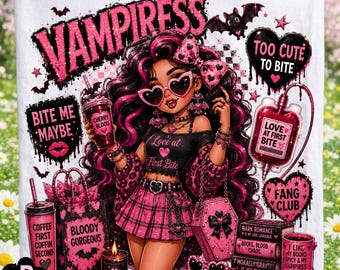 Puede incluir: Un cuadrado de tela blanco con una ilustración gráfica de un personaje de pelo largo oscuro con reflejos rosas, que lleva gafas de sol en forma de corazón. El diseño incluye textos como VAMPIRESS, BITE ME MAYBE y LOVE AT FIRST BITE, junto a motivos rosas y negros de murciélagos, un bolso con forma de ataúd y bolsas de sangre.
