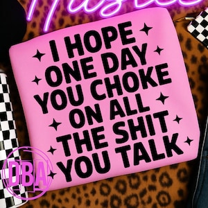 Op de afbeelding: Een roze rechthoekig item met de tekst "I HOPE ONE DAY YOU CHOKE ON ALL THE SHIT YOU TALK" in zwart. De tekst is omgeven door zwarte sterren. Het item staat op een luipaardprint achtergrond.