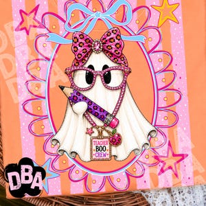 Puede incluir: Una camiseta naranja con una ilustraci&oacute;n de un fantasma blanco que lleva gafas con estampado de leopardo rosa y un lazo a juego. El fantasma sostiene un l&aacute;piz morado con estampado de leopardo y un dije que dice TEACHER BOO CREW. El dise&ntilde;o est&aacute; enmarcado por un &oacute;valo festoneado rosa.