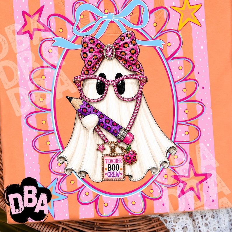 Puede incluir: Una camiseta naranja con una ilustraci&oacute;n de un fantasma blanco que lleva gafas con estampado de leopardo rosa y un lazo a juego. El fantasma sostiene un l&aacute;piz morado con estampado de leopardo y un dije que dice TEACHER BOO CREW. El dise&ntilde;o est&aacute; enmarcado por un &oacute;valo festoneado rosa.