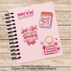 Op de afbeelding: Een roze spiraalgebonden notitieboek met diverse stickers. Stickers bevatten tekst als "SMUT IS MY Love Language", "Just a Girl who loves Reading more than Boys" en "Slow Burn BOOK CLUB". Andere stickers bevatten harten en de tekst "Currently Emotionally Unavailable."
