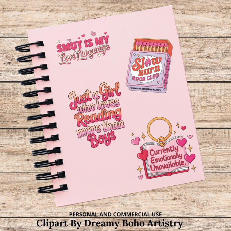 Op de afbeelding: Een roze spiraalgebonden notitieboek met diverse stickers. Stickers bevatten tekst als "SMUT IS MY Love Language", "Just a Girl who loves Reading more than Boys" en "Slow Burn BOOK CLUB". Andere stickers bevatten harten en de tekst "Currently Emotionally Unavailable."