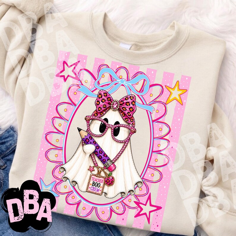 Puede incluir: Una sudadera beige con el gr&aacute;fico de un fantasma blanco con gafas y lazo de estampado de leopardo rosa. El fantasma sostiene un l&aacute;piz morado y lleva una etiqueta que dice Teacher BOO CREW. El dise&ntilde;o est&aacute; enmarcado por un &oacute;valo festoneado rosa.