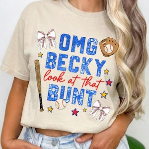 Può includere: Un set di tre tazze in ceramica con finitura opaca e macchiettata. Ogni tazza presenta un colore diverso: azzurro, crema e grigio. Le tazze hanno un design semplice e moderno con una forma arrotondata e un manico comodo.