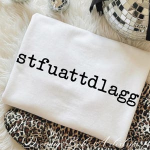 Puede incluir: Un juego de tres tazas de cer&aacute;mica con acabado mate moteado. Las tazas son de color crema, gris claro y gris oscuro. Cada taza tiene un dise&ntilde;o simple y minimalista, ideal para caf&eacute; o t&eacute;.