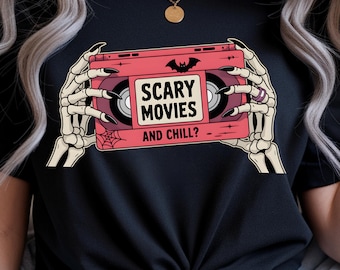 Películas de terror y escalofríos PNG / Diseño de cinta VHS de Halloween / Camiseta retro espeluznante / Manos de esqueleto