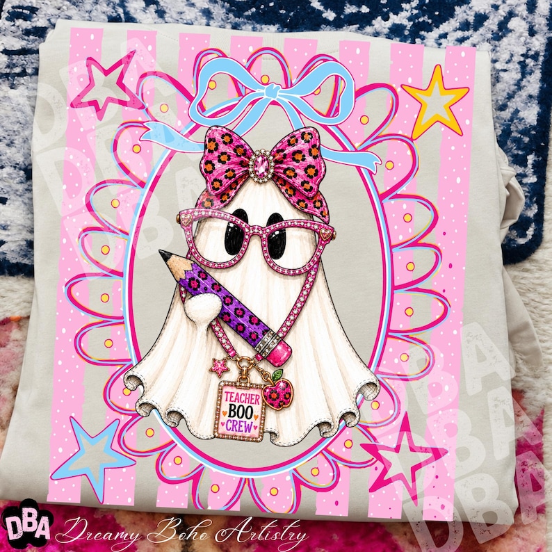 Puede incluir: Una camiseta de color claro con el gr&aacute;fico de un fantasma blanco que lleva gafas con estampado de leopardo rosa y un lazo a juego. El fantasma sostiene un l&aacute;piz morado y lleva un collar con un dije que dice Teacher Boo Crew y una manzana.