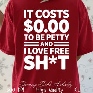 Peut inclure: T-shirt rouge avec texte blanc : "IT COSTS $0.00 TO BE PETTY AND I LOVE FREE SH*T." Le t-shirt comporte également le texte "Dreamy Boho Artistry" et "High Quality."