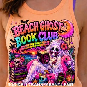 Puede incluir: Camiseta sin mangas color melocot&oacute;n con un gr&aacute;fico colorido. El gr&aacute;fico presenta el texto "Beach Ghost Book Club" con una escena de playa espeluznante, un esqueleto leyendo un libro y un flotador de flamenco. Tambi&eacute;n se incluye el texto "reading from beyond the grave".