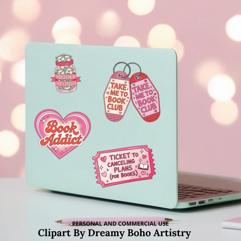 Op de afbeelding: Een laptop met stickers met boekenontwerpen. Stickers zijn een pot met geld met het opschrift "Book Fund", een hart met "Book Addict", sleutelhangers met "Take Me To Book Club" en een ticket met "Ticket to Canceling Plans (For Books)".