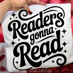 K&ouml;nnte beinhalten: Wei&szlig;es Kissen mit dem Text "Readers gonna Read" in schwarzer, fetter, kursiver Schrift. Das Kissen hat auch schwarze Sternakzente. Die Worte "Dreamy Boho Artistry" stehen unten auf dem Kissen.