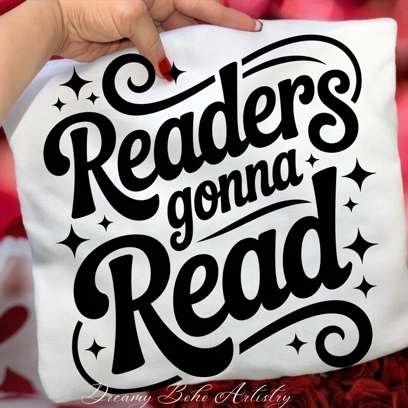 K&ouml;nnte beinhalten: Wei&szlig;es Kissen mit dem Text "Readers gonna Read" in schwarzer, fetter, kursiver Schrift. Das Kissen hat auch schwarze Sternakzente. Die Worte "Dreamy Boho Artistry" stehen unten auf dem Kissen.