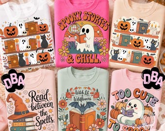 Könnte beinhalten: Sechs Rundhals-Sweatshirts mit verschiedenen Halloween-Grafikdrucken. Die Designs zeigen geisterhafte Motive beim Lesen von Büchern, Kürbisse, schwarze Katzen, Hexenhüte und Fledermäuse, ergänzt durch Schriftzüge wie Spooky Stories & Chill.