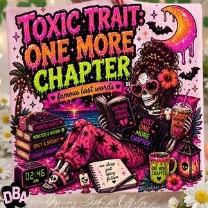 Puede incluir: Una camiseta rosa con la frase "TOXIC TRAIT: ONE MORE CHAPTER" y un esqueleto leyendo un libro. El dise&ntilde;o incluye libros, una taza de caf&eacute;, una luna y las palabras "famous last words".