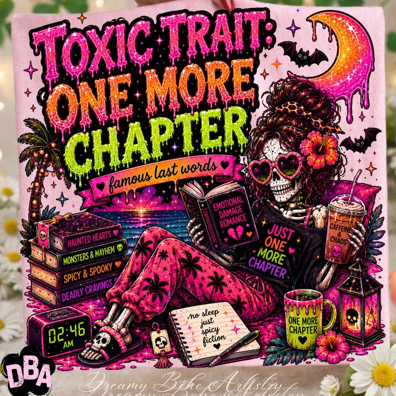 Puede incluir: Una camiseta rosa con la frase "TOXIC TRAIT: ONE MORE CHAPTER" y un esqueleto leyendo un libro. El dise&ntilde;o incluye libros, una taza de caf&eacute;, una luna y las palabras "famous last words".