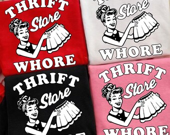 Może przedstawiać: Cztery złożone koszulki w kolorze czerwonym, białym, czarnym i różowym, każda z grafiką w stylu vintage. Projekt zawiera słowa "THRIFT Store WHORE" oraz ilustrację kobiety trzymającej spódnicę.