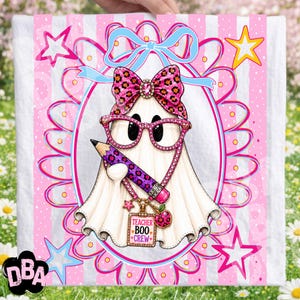 Puede incluir: Una ilustraci&oacute;n de fantasma blanco con gafas de estampado de leopardo rosa y un lazo a juego, sosteniendo un l&aacute;piz de estampado de leopardo morado. Un collar tiene una peque&ntilde;a manzana y una etiqueta con el texto Teacher Boo Crew.