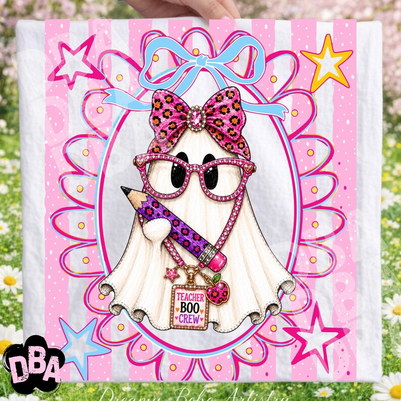 Puede incluir: Una ilustraci&oacute;n de fantasma blanco con gafas de estampado de leopardo rosa y un lazo a juego, sosteniendo un l&aacute;piz de estampado de leopardo morado. Un collar tiene una peque&ntilde;a manzana y una etiqueta con el texto Teacher Boo Crew.