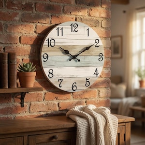 Könnte beinhalten: Eine runde Wanduhr mit einem verwitterten, mehrfarbigen Holz-Look-Zifferblatt. Die Uhr hat schwarze Ziffern und Zeiger und ist an einer roten Backsteinmauer befestigt. Eine kleine Topfpflanze und Bücher befinden sich auf einem Regal links.