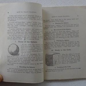 Peut inclure: Une illustration en noir et blanc d'une sph&egrave;re et d'un cube. La sph&egrave;re est ronde et le cube est carr&eacute;. Le texte "Study of the Sphere" et "Study of the Cube" est imprim&eacute; sur la page.