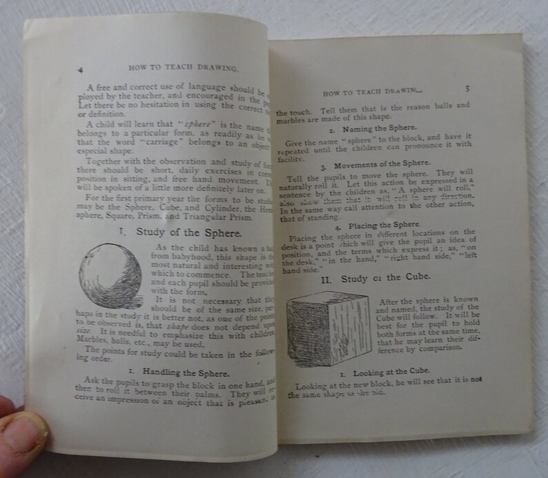 Peut inclure: Une illustration en noir et blanc d'une sph&egrave;re et d'un cube. La sph&egrave;re est ronde et le cube est carr&eacute;. Le texte "Study of the Sphere" et "Study of the Cube" est imprim&eacute; sur la page.