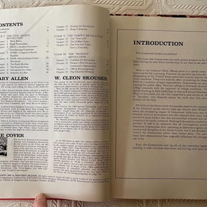 Puede incluir: Libro abierto con cubierta roja, que muestra el &iacute;ndice y la introducci&oacute;n. El texto incluye t&iacute;tulos de cap&iacute;tulos y nombres de autores. La palabra "CONTENTS" es visible en la parte superior.