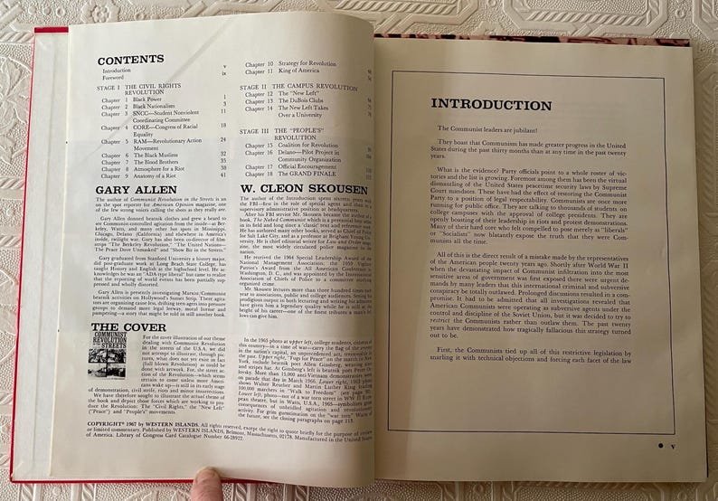 Puede incluir: Libro abierto con cubierta roja, que muestra el &iacute;ndice y la introducci&oacute;n. El texto incluye t&iacute;tulos de cap&iacute;tulos y nombres de autores. La palabra "CONTENTS" es visible en la parte superior.