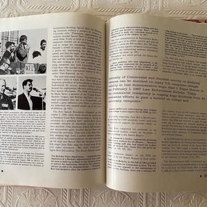 Puede incluir: Un libro abierto con bordes rojos, que muestra texto y fotograf&iacute;as en blanco y negro. Las fotograf&iacute;as muestran a personas hablando por micr&oacute;fonos. El texto trata sobre la actividad comunista y socialista en los campus universitarios.