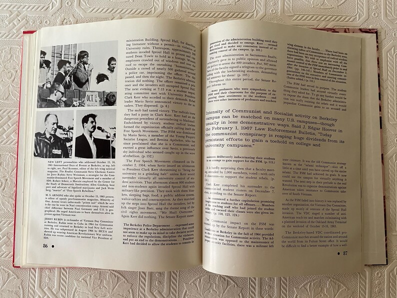 Puede incluir: Un libro abierto con bordes rojos, que muestra texto y fotograf&iacute;as en blanco y negro. Las fotograf&iacute;as muestran a personas hablando por micr&oacute;fonos. El texto trata sobre la actividad comunista y socialista en los campus universitarios.
