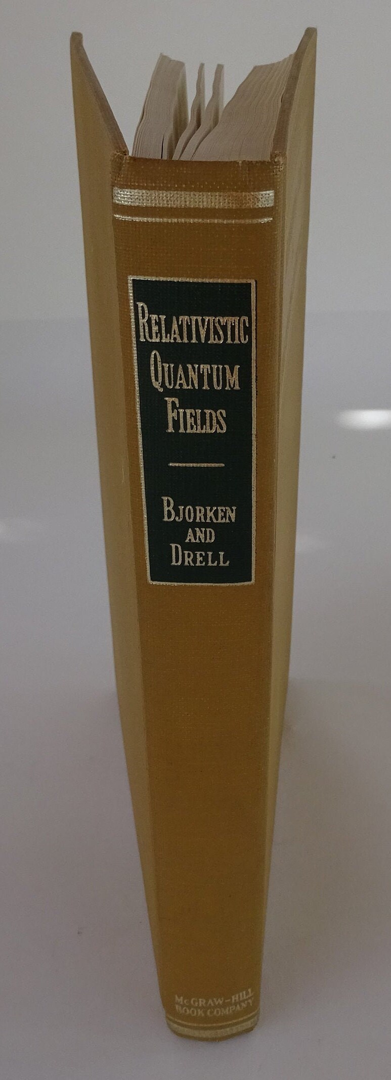 RELATIVISTIC QUANTUM FIELDS BJORKEN