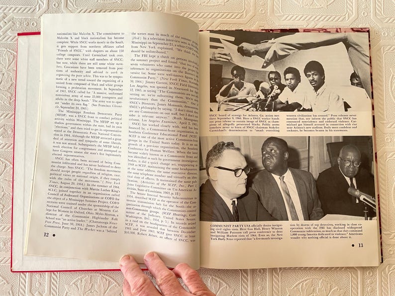 Puede incluir: Libro abierto con fotograf&iacute;as y texto en blanco y negro. Las im&aacute;genes muestran a un grupo de personas en una mesa y a tres hombres con trajes. El texto est&aacute; en negro.