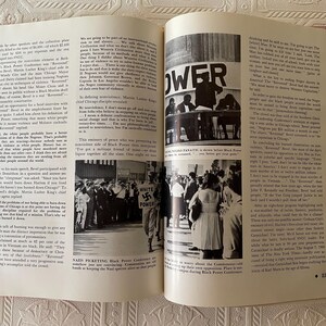 Puede incluir: Un libro abierto con bordes rojos, que muestra fotograf&iacute;as y texto en blanco y negro. Una foto muestra a un grupo de personas con un letrero que dice "WHITE POWER". Otra foto muestra a personas en una mesa con la palabra "POWER" encima.