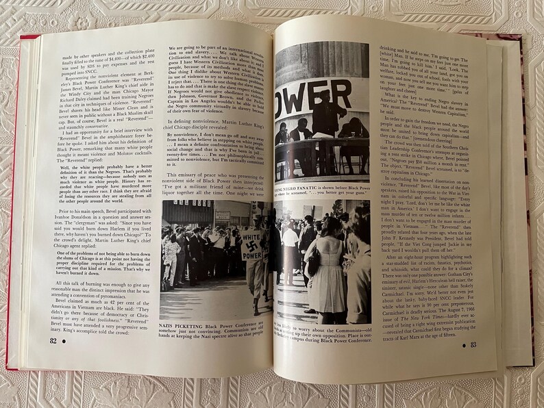 Puede incluir: Un libro abierto con bordes rojos, que muestra fotograf&iacute;as y texto en blanco y negro. Una foto muestra a un grupo de personas con un letrero que dice "WHITE POWER". Otra foto muestra a personas en una mesa con la palabra "POWER" encima.