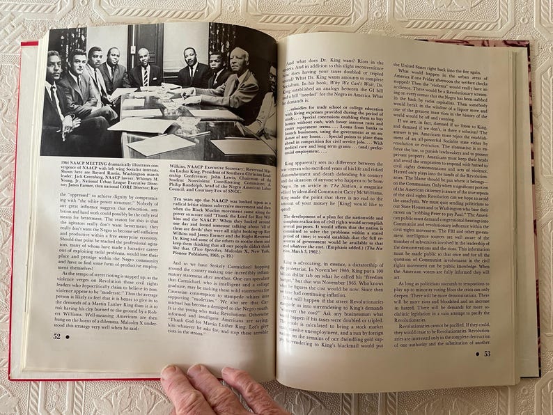 Puede incluir: Un libro abierto con fotograf&iacute;as y texto en blanco y negro. Una foto muestra a un grupo de hombres sentados alrededor de una mesa. El texto de la p&aacute;gina trata sobre la NAACP y Martin Luther King Jr. El libro est&aacute; abierto en las p&aacute;ginas 52 y 53.