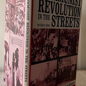 Puede incluir: Un libro titulado "Communist Revolution in the Streets" de Gary Allen. La portada presenta im&aacute;genes en blanco y negro de protestas. El lomo dice "Communist Revolution in the Streets" y "Western Islands".