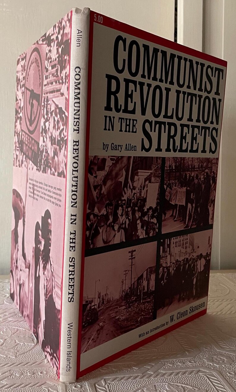 Puede incluir: Un libro titulado "Communist Revolution in the Streets" de Gary Allen. La portada presenta im&aacute;genes en blanco y negro de protestas. El lomo dice "Communist Revolution in the Streets" y "Western Islands".