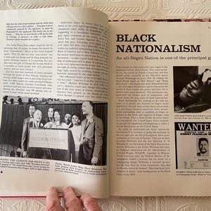 Puede incluir: Un libro abierto con el t&iacute;tulo "Black Nationalism" y una foto en blanco y negro de un grupo de personas en un podio. El texto "Chicago Freedom Festival" es visible en el podio. Tambi&eacute;n es visible un cartel de "Se busca".