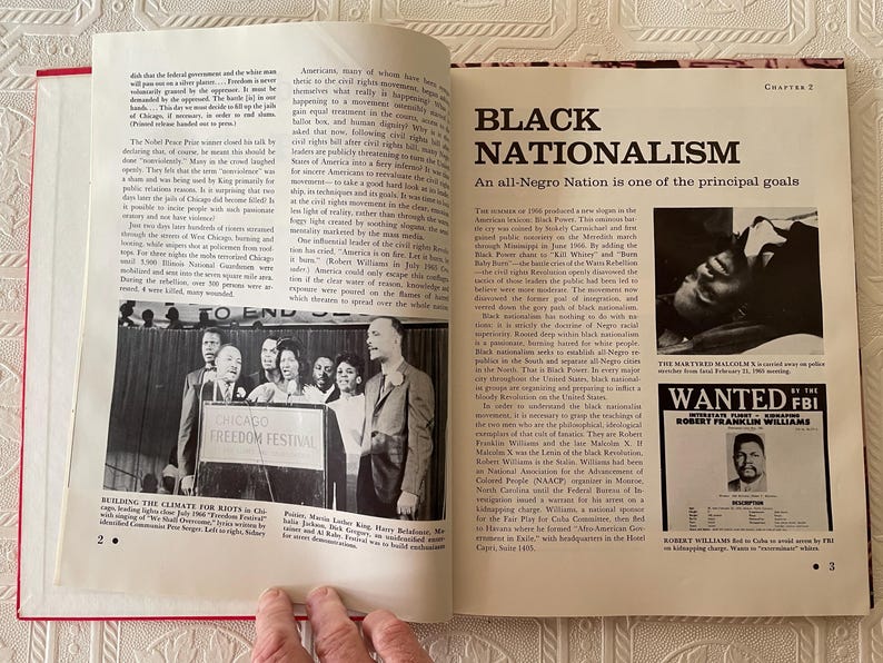 Puede incluir: Un libro abierto con el t&iacute;tulo "Black Nationalism" y una foto en blanco y negro de un grupo de personas en un podio. El texto "Chicago Freedom Festival" es visible en el podio. Tambi&eacute;n es visible un cartel de "Se busca".
