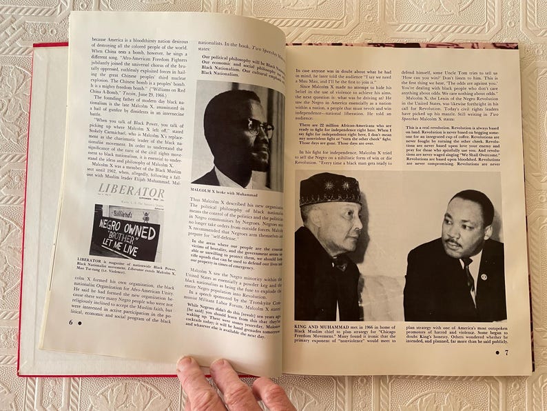 Puede incluir: Un libro abierto con fotograf&iacute;as en blanco y negro y texto. La p&aacute;gina izquierda presenta un recorte de peri&oacute;dico con el texto "NEGRO OWNED BROTHER LET ME LIVE". La p&aacute;gina derecha tiene una foto de Martin Luther King Jr.
