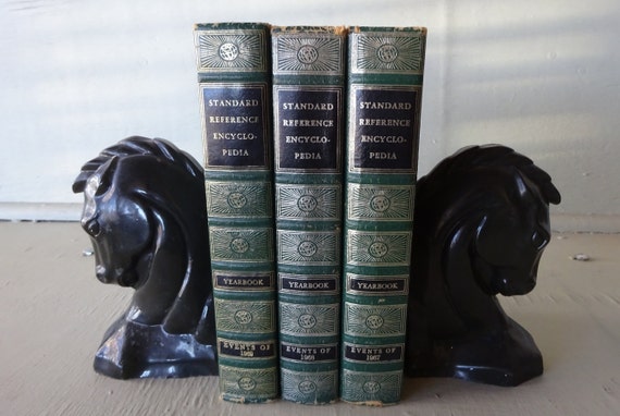 ENCYCLOPEDIA YEAR BOOK. 1969〜1992（欠番あり） 1969-1978 -- 10 Years of World Book Encyclopedia Year Books