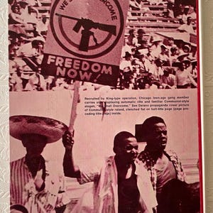 Puede incluir: Una portada de libro vintage con tem&aacute;tica de protesta. La imagen presenta un cartel con las palabras "WE SHALL OVERCOME" y "FREEDOM NOW!" junto con un s&iacute;mbolo de rifle. El fondo muestra una multitud, y varias personas son visibles en primer plano.