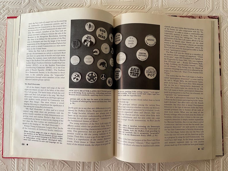 Puede incluir: Libro abierto con una p&aacute;gina doble que muestra una colecci&oacute;n de botones blancos con texto y gr&aacute;ficos en negro. Los botones tienen frases como "God is Dead" y "Legalize Pot". Los n&uacute;meros de p&aacute;gina son 66 y 67.
