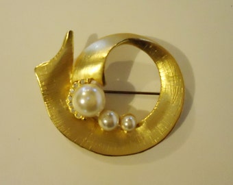 Beautiful vintage Pearl and Rhinestone Pin with Gold Ribbon Detail