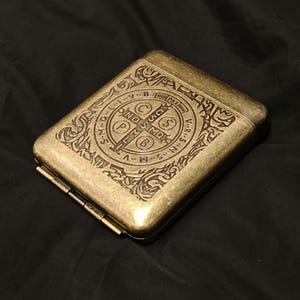 Vintage St. Benedictus metalen sigarettenkoker | Antieke koperen tabakshouder | Gotische occulte pocketbox